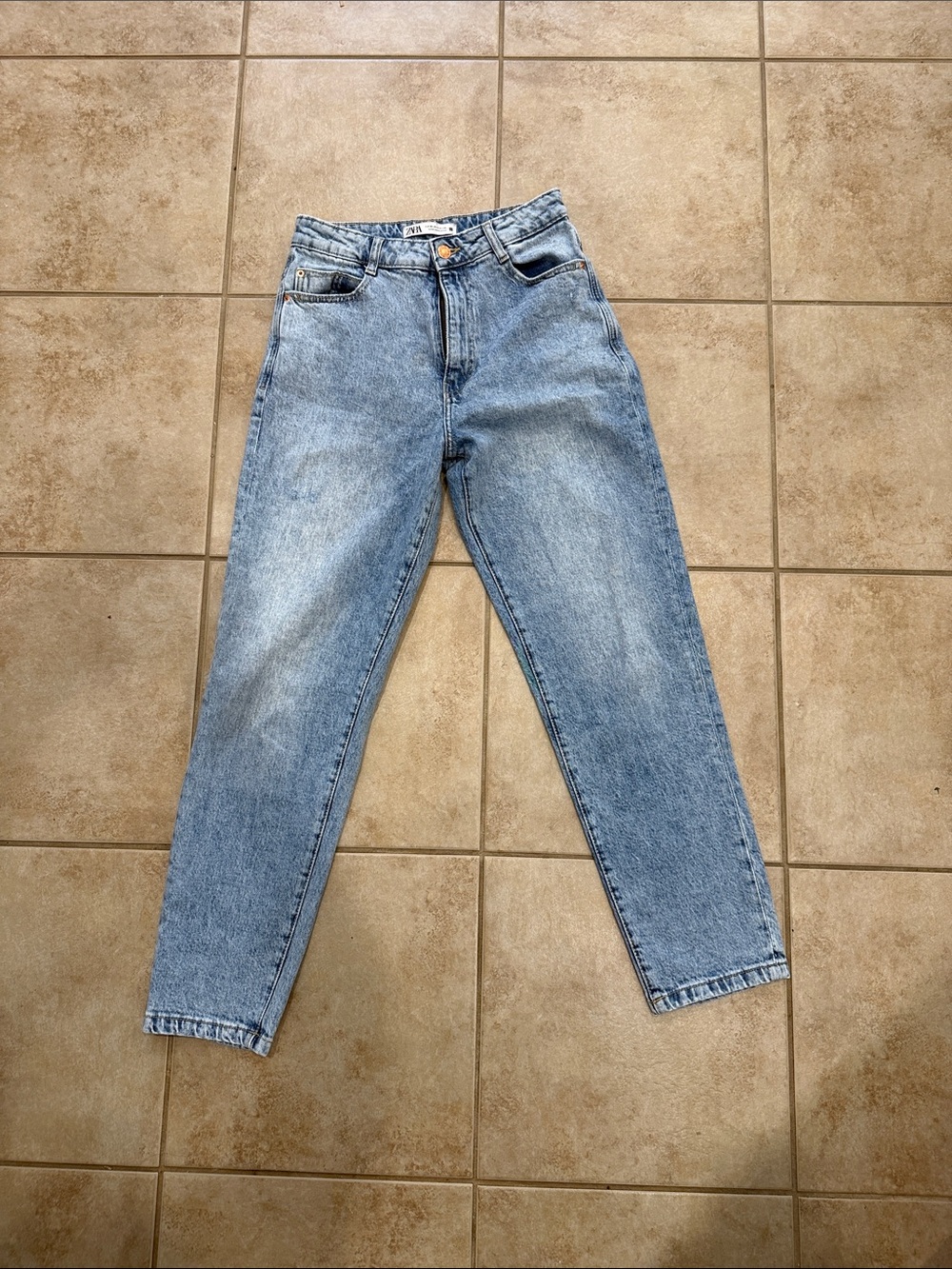 Zara High-Rise Mom Jeans in Light Blue Wash. size 6